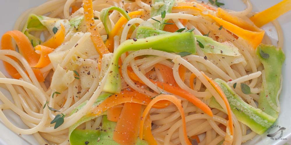 Espaguetis primavera con calabacín y zanahoria