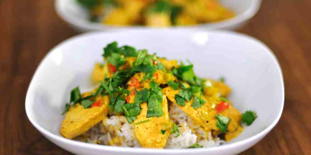 Pavo al curry y jengibre sobre arroz basmati