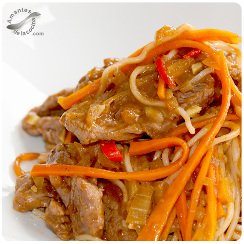 Chow Mein (fideos asiáticos) con carne y vegetales