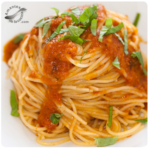 Espaguetis con salsa de tomate casera