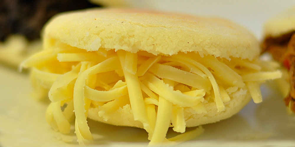 Arepa venezolana con queso amarillo
